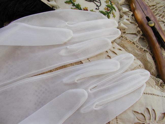 Superb pair of gloves in veil in white color, circa 1950