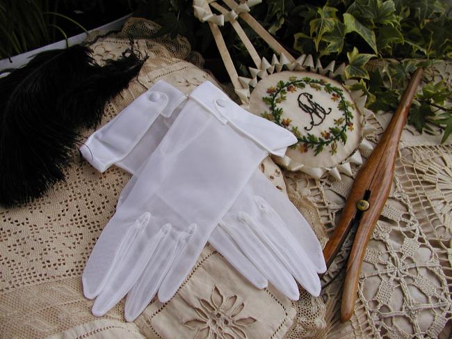 Charming pair of gloves in veil in white color, circa 1950