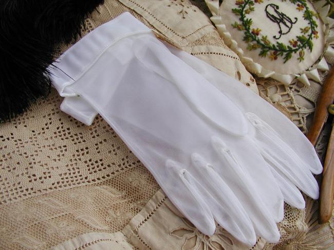 Charming pair of gloves in veil in white color, circa 1950