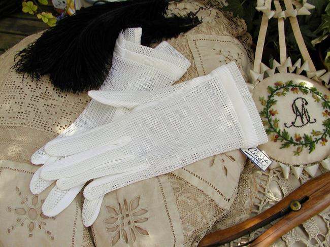 Lovely pair of gloves in white color, circa 1950