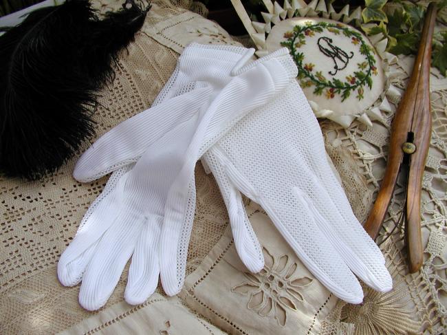 Lovely pair of gloves in white color, circa 1950