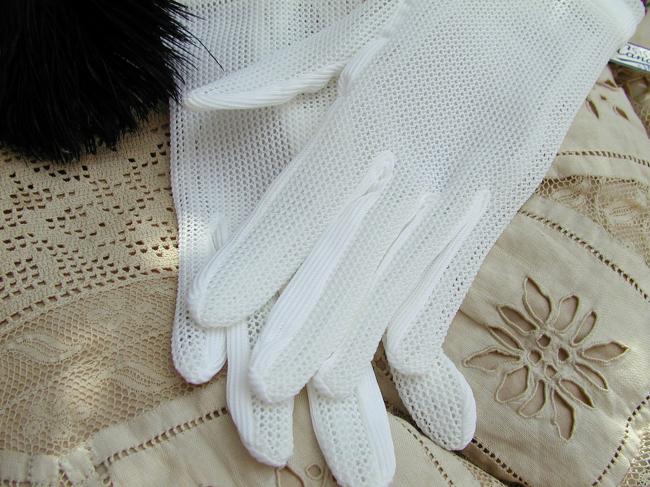 Lovely pair of gloves in white color, circa 1950