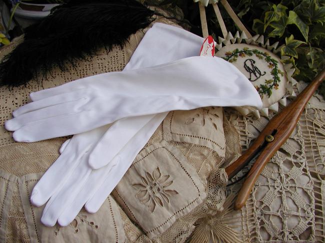 Superb pair of gloves in satin in white color, circa 1950