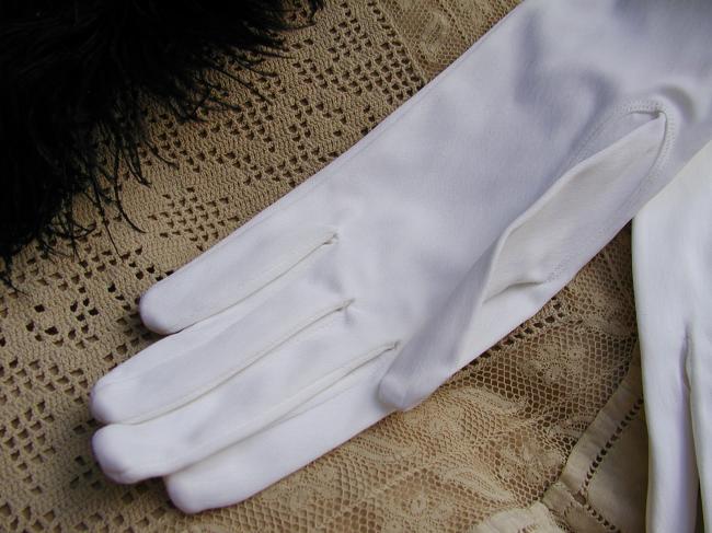 Superb pair of gloves in satin in white color, circa 1950