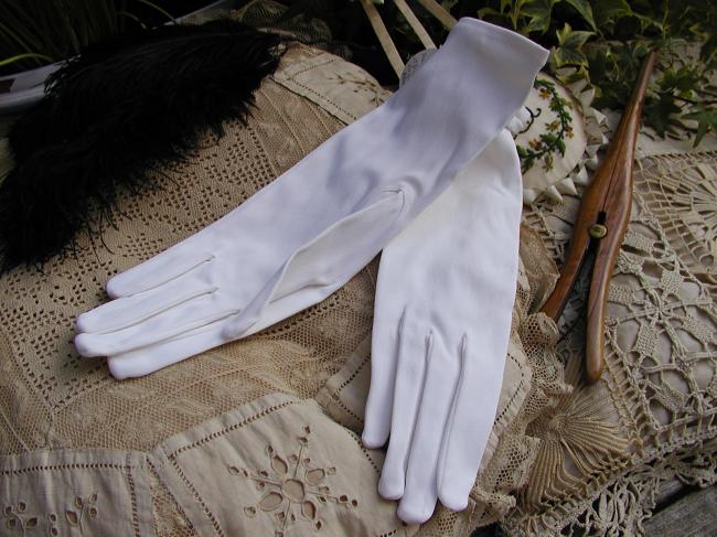 Superb pair of gloves in satin in white color, circa 1950