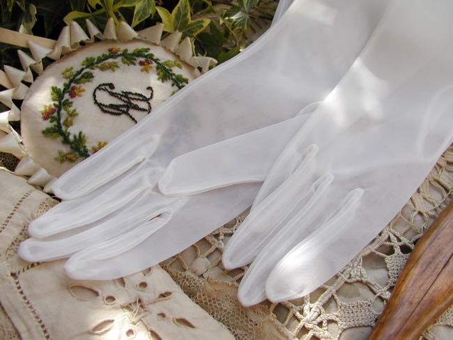 Charming long pair of gloves in veil in white color, circa 1950