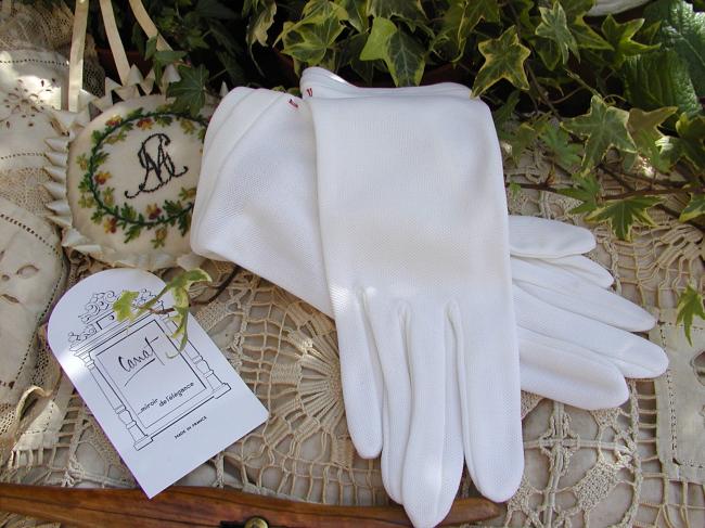 Lovely pair of gloves in white color, circa 1950, size 7