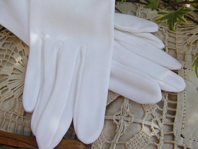 Lovely pair of gloves in white color, circa 1950, size 7