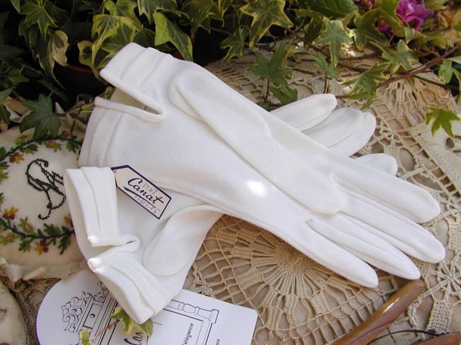 Lovely pair of gloves in white color, circa 1950, size 7