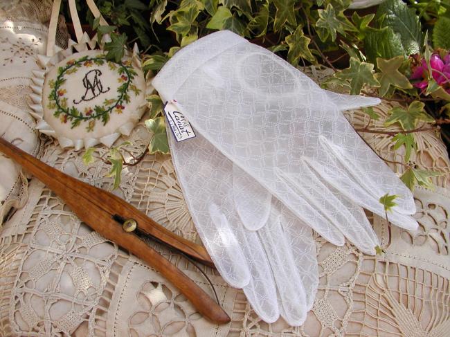 Charming pair of gloves in veil with motif in white color, circa 1950