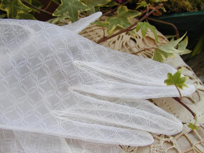 Charming pair of gloves in veil with motif in white color, circa 1950