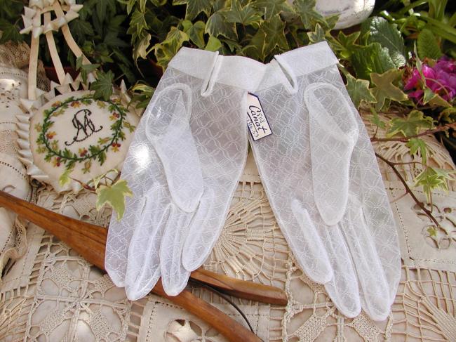 Charming pair of gloves in veil with motif in white color, circa 1950