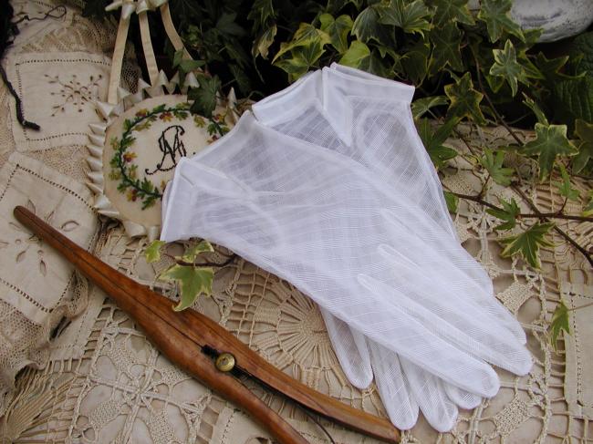 #Charming pair of gloves in veil with motif in white color, circa 1950