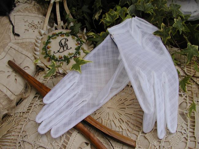 #Charming pair of gloves in veil with motif in white color, circa 1950