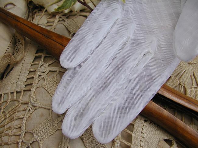 #Charming pair of gloves in veil with motif in white color, circa 1950