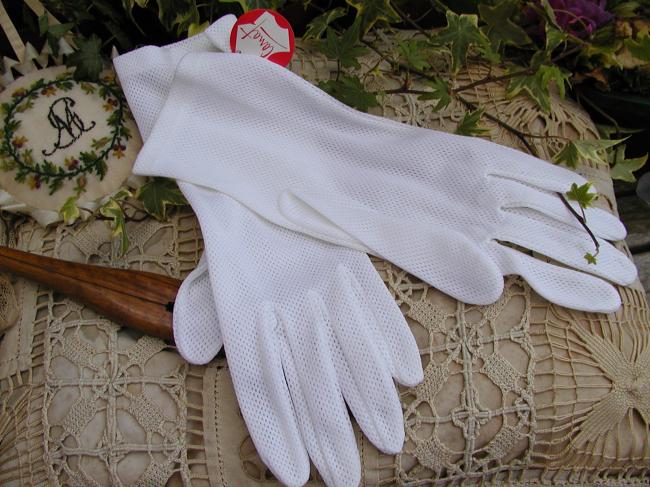 Lovely pair of gloves in white color, circa 1950