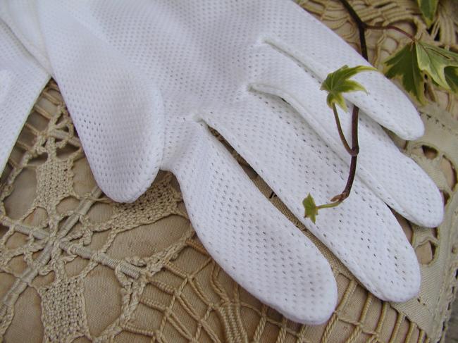 Lovely pair of gloves in white color, circa 1950