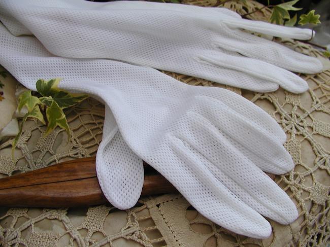 Lovely pair of gloves in white color, circa 1950