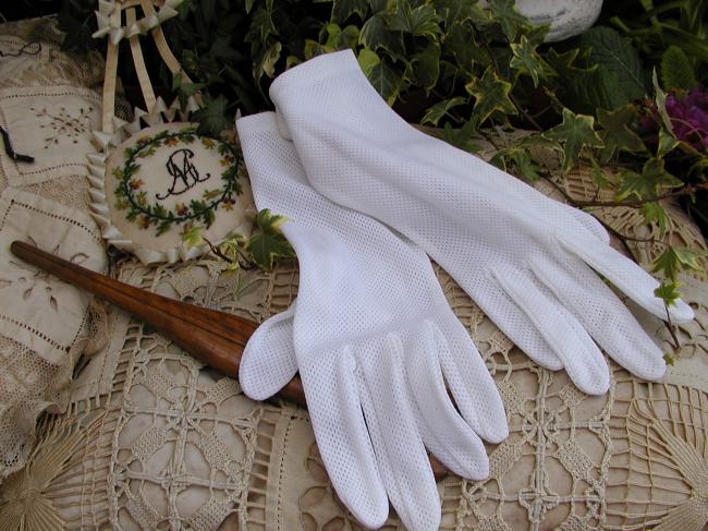 Lovely pair of gloves in white color, circa 1950