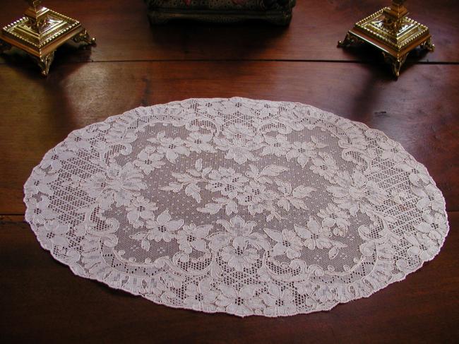 Superb oval table centre in Calais lace