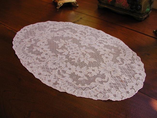 Superb oval table centre in Calais lace