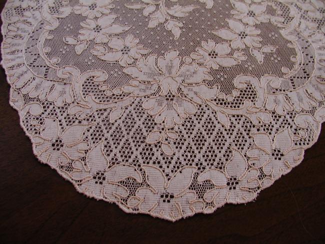 Superb oval table centre in Calais lace