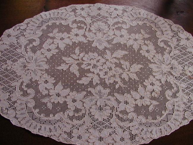 Superb oval table centre in Calais lace