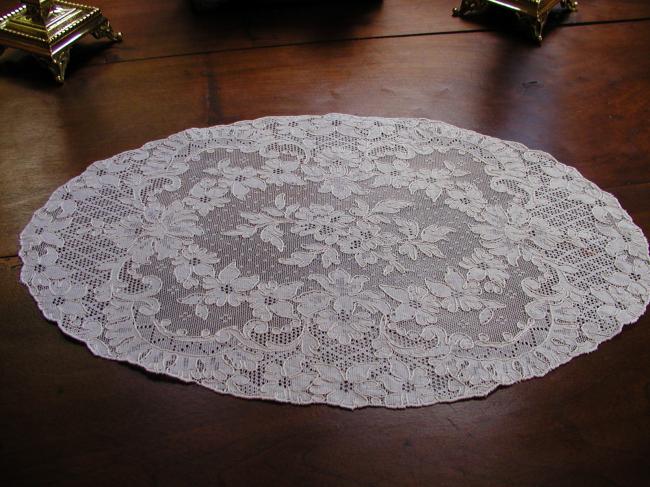 Superb oval table centre in Calais lace