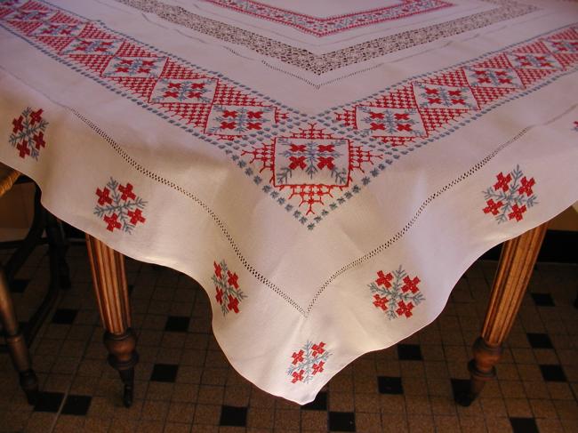 Magnificient norvegian style tablecloth with Reticella lace inserts