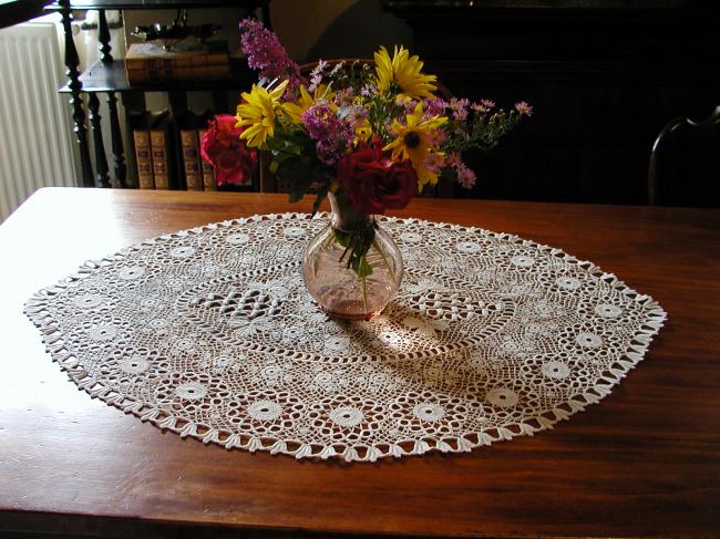 Huge and magnificient irish guipure lace table centre