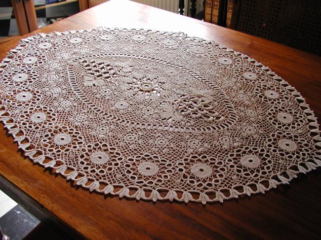 Huge and magnificient irish guipure lace table centre