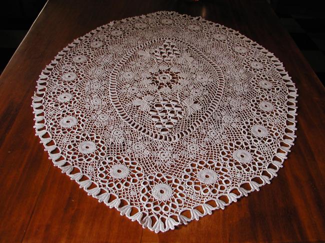 Huge and magnificient irish guipure lace table centre