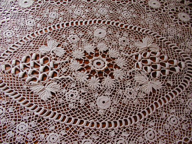 Huge and magnificient irish guipure lace table centre