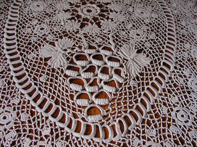 Huge and magnificient irish guipure lace table centre