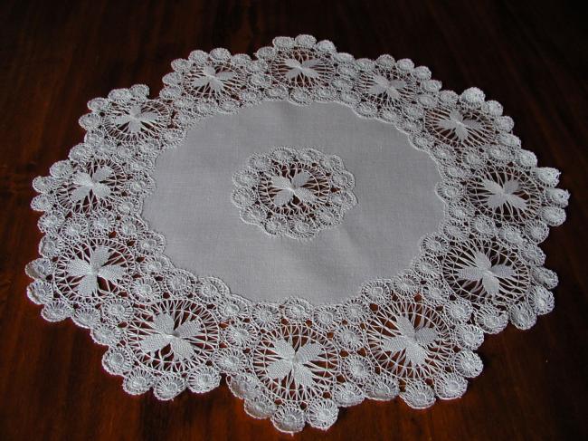 Splendid round table centre with Teneriff lace