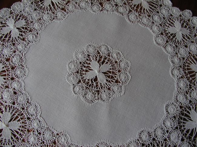 Splendid round table centre with Teneriff lace