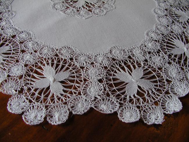 Splendid round table centre with Teneriff lace