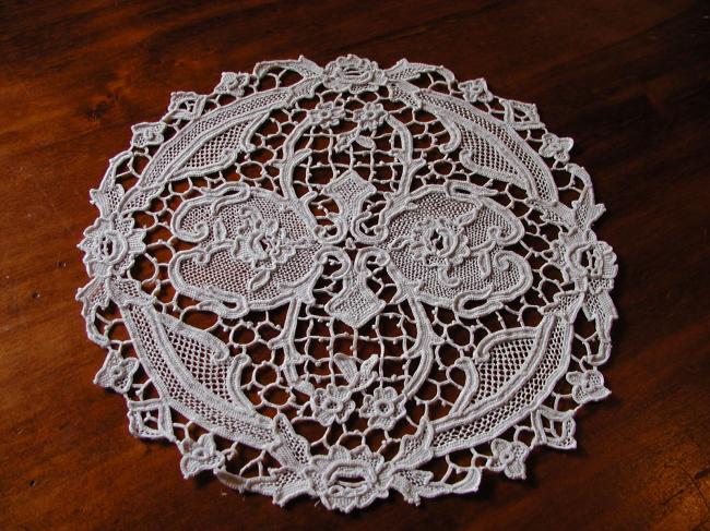 Marvellous little round doily in Venezia lace