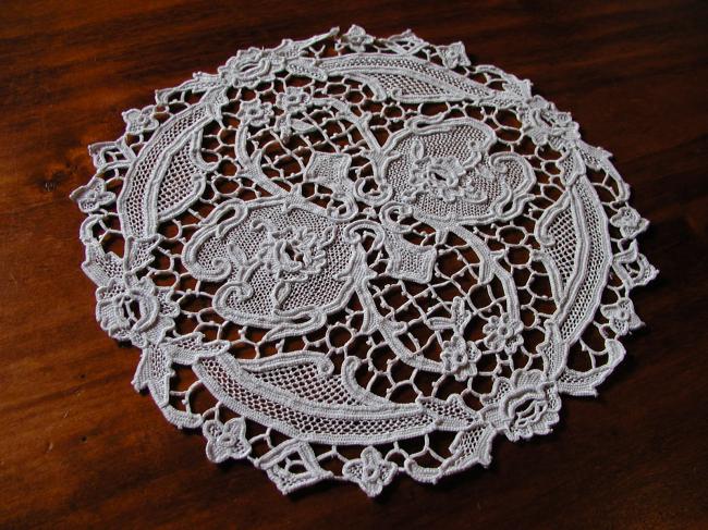 Marvellous little round doily in Venezia lace