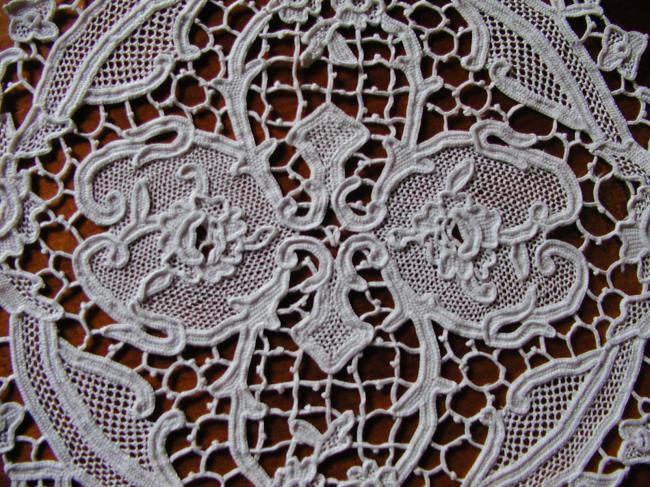 Marvellous little round doily in Venezia lace