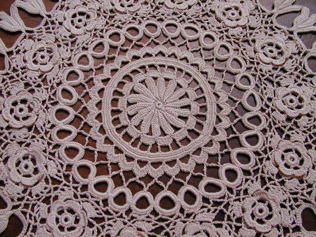 Charming round doily in Irish guipure lace