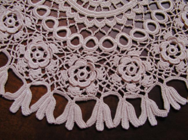 Charming round doily in Irish guipure lace
