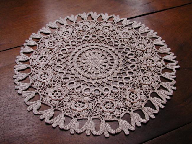 Charming round doily in Irish guipure lace