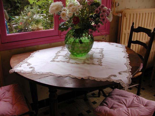 Charming little tablecloth with Cluny lace