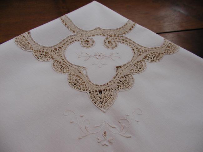 Charming little tablecloth with Cluny lace