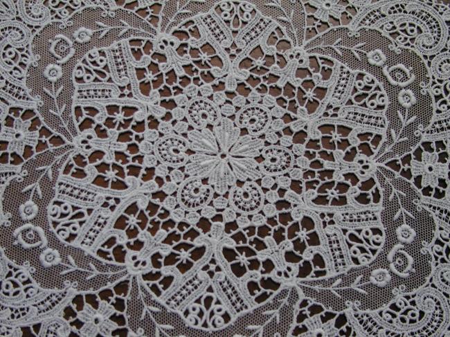 Adorable round chemical doily with net lace