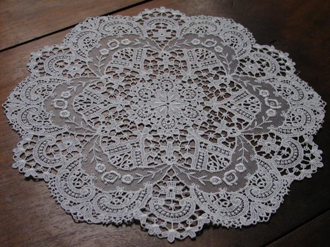 Adorable round chemical doily with net lace
