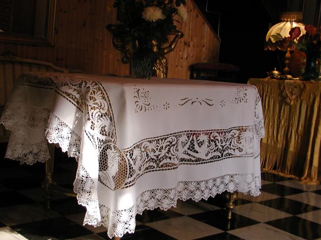 Exceptional table cloth with dragons and medieval heads, Cluny lace& Richelieu