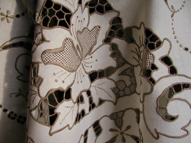 Superb Madeira tablecloth with clematite flowers