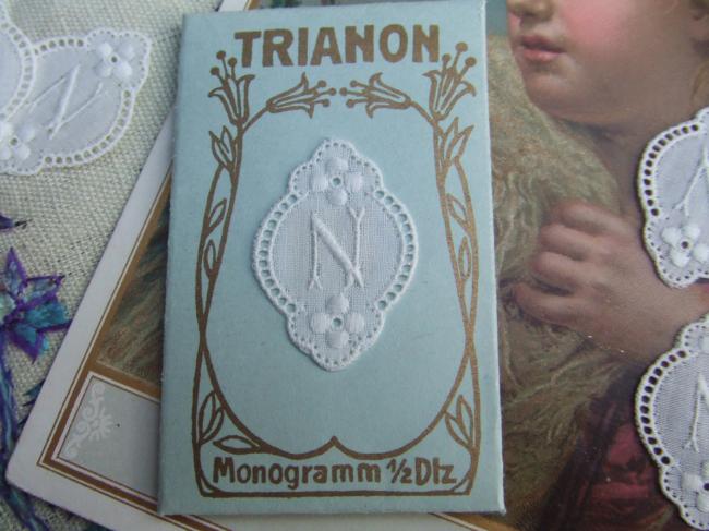 Merveilleux monogramme N dans un cartouche ajouré de fine batiste 1900-20